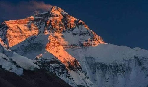 珠穆朗玛峰是尼泊尔和中国边界上的世界最高峰，海拔8848.86米。它是喜马拉雅山脉的主峰，也是地球上海拔最高的山峰之一。